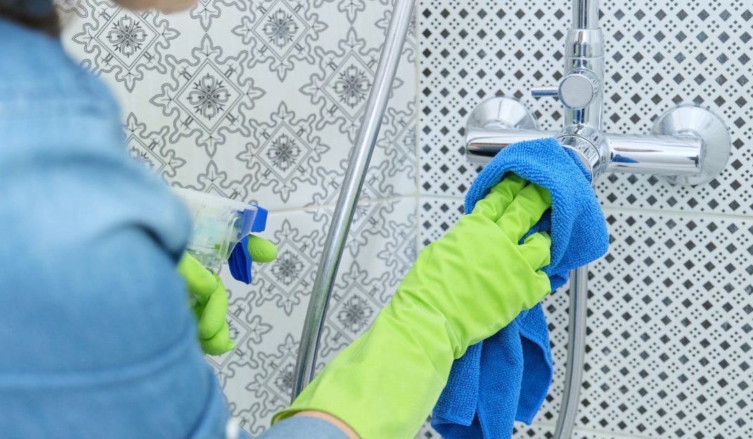Справяне с проблемите в банята: Ефективни съвети за почистване срещу мухъл, плесен и поддръжка